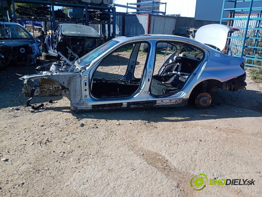 BMW F30 sedan 2015 225 kW 335 i xDrive 2979 karoséria ČTVRŤÁK: Blatník prah strecha PODŁUŻNICA