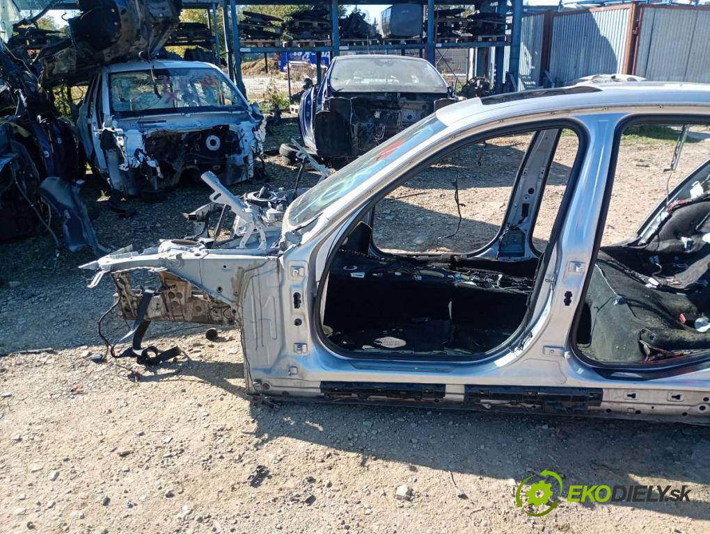 BMW F30 sedan 2015 225 kW 335 i xDrive 2979 karoséria ČTVRŤÁK: Blatník prah strecha PODŁUŻNICA