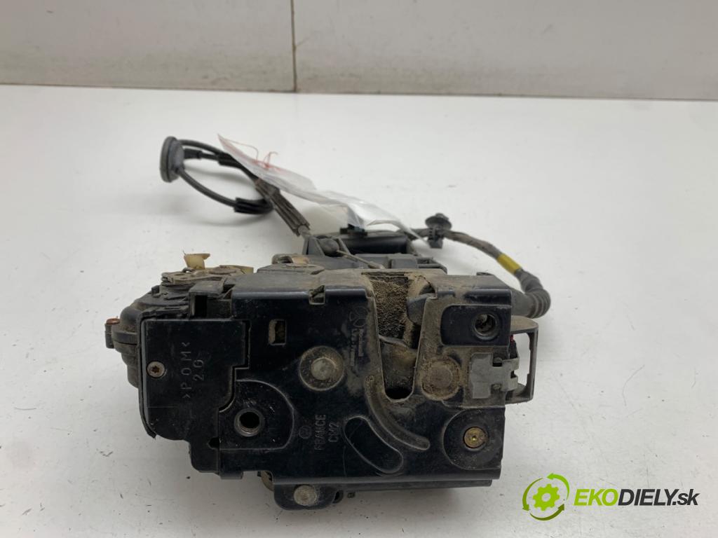VW PASSAT B5 Kombi 1999 132 kW 2.8 V6 2771 zámok dveře levý přední část 