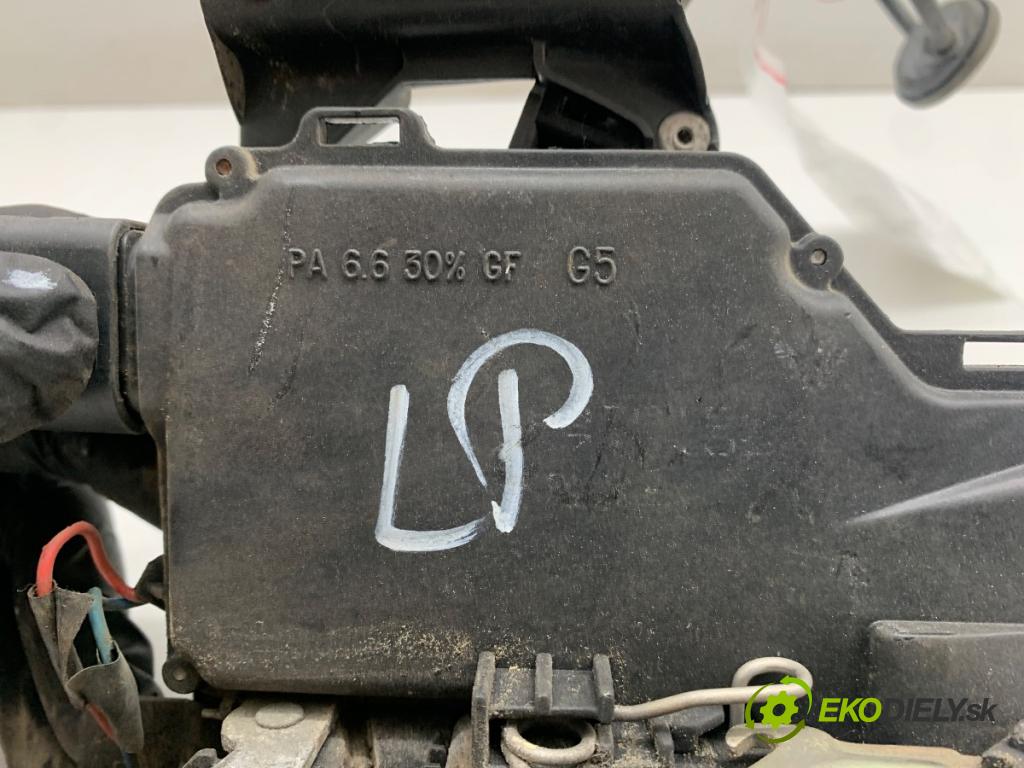 VW PASSAT B5 Kombi 1999 132 kW 2.8 V6 2771 zámok dveře levý přední část