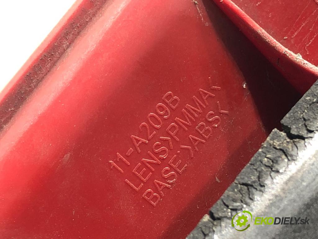 VW PASSAT B5 FL Kombi 2001 74 kW 1.9 TDI 1896 Svetlo pravy zad