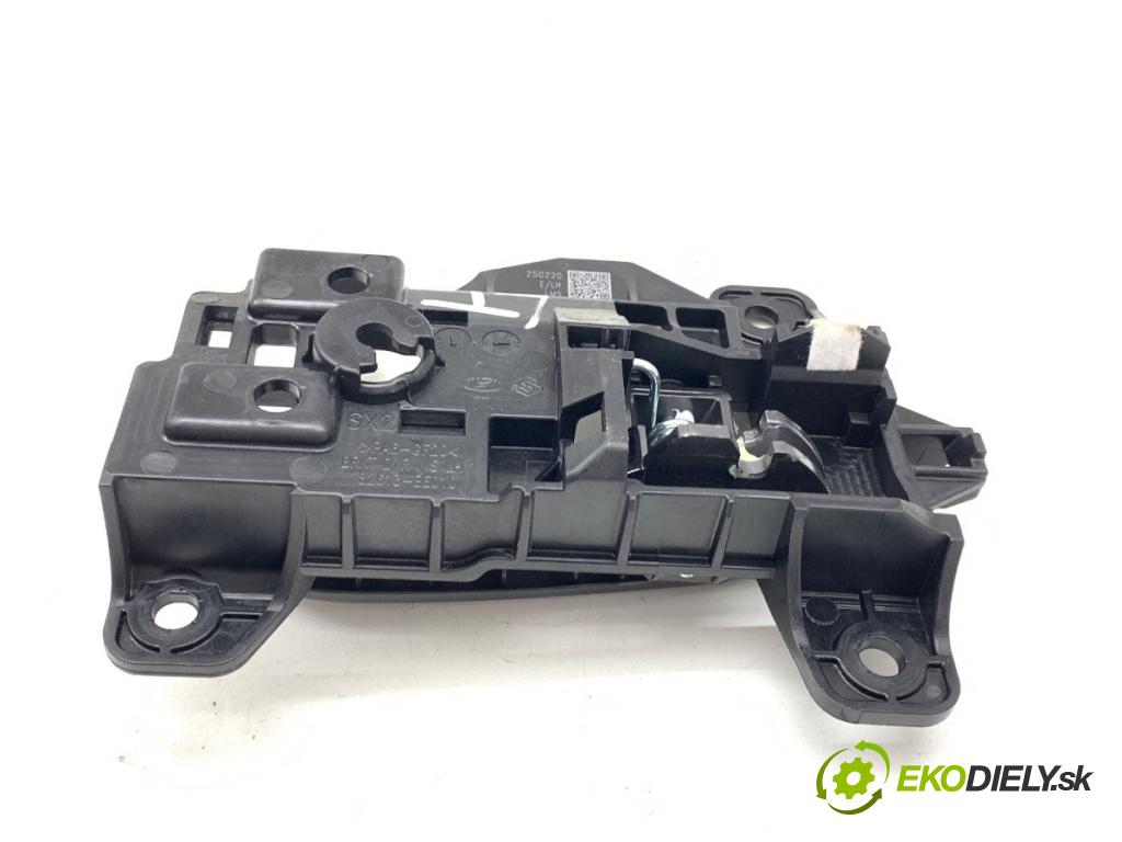 HYUNDAI KONA SUV 2025 102 kW 1.6 T-GDi 1598 Kľučka vnútorná ľavy zad 82613-BE010