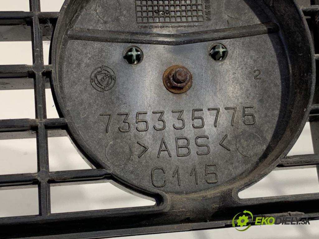 FIAT GRANDE PUNTO liftback 2005 48 kW 1.2 1242 mřížka maska 735335775 (Přední mřížka (maska chladiče))