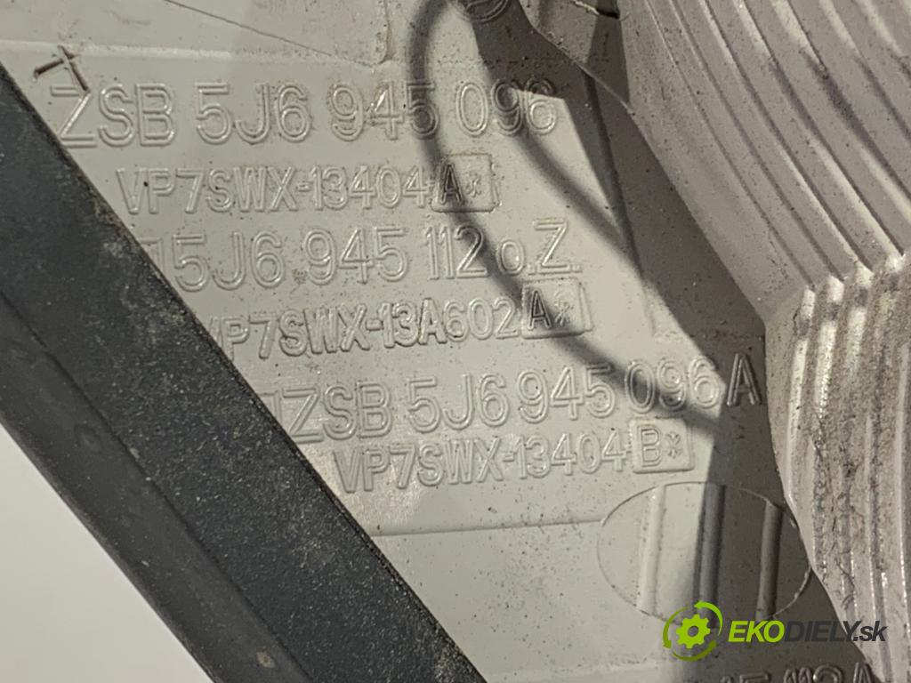 SKODA FABIA II liftback 2012 63 kW 1.4 1390 Svetlo pravy zad 5J6945096