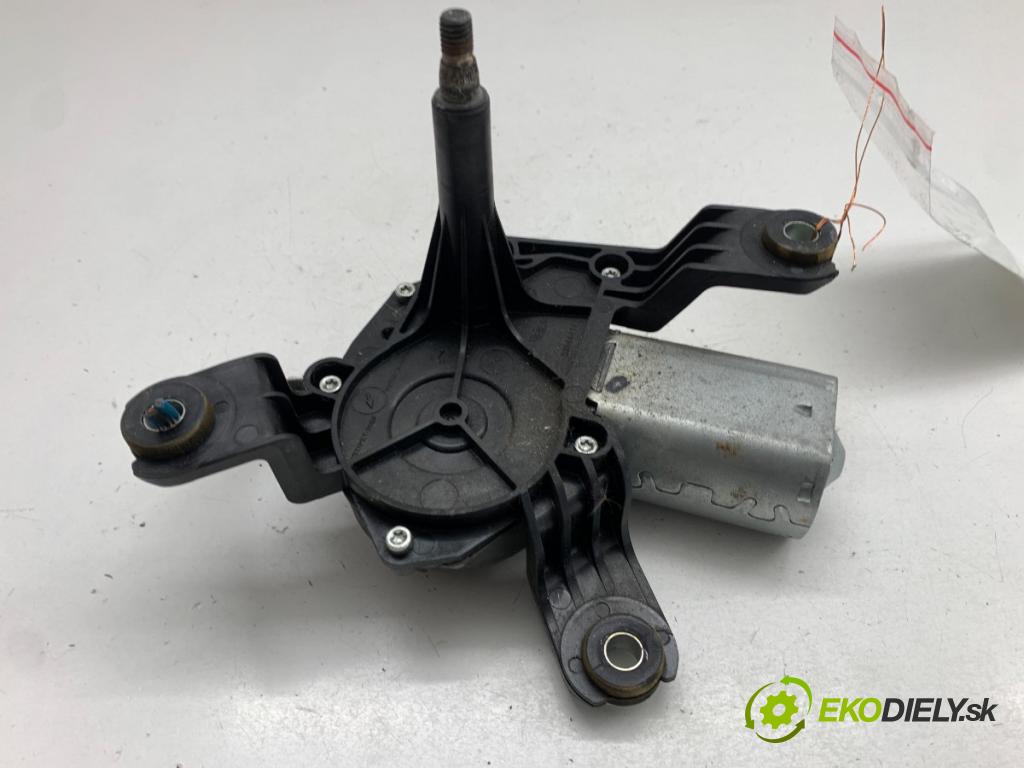 OPEL CORSA D liftback 2009 64 kW 1.4 (L08, L68) 1398 motor stěračů zadní část 13163029