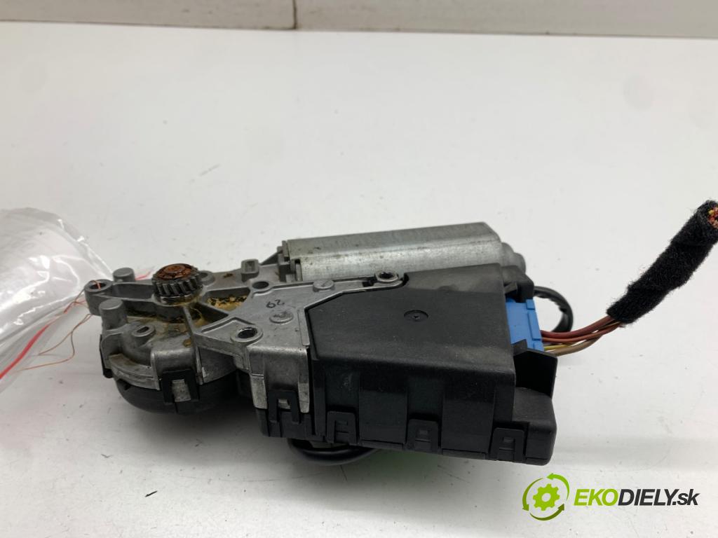 VW GOLF IV liftback 1999 55 kW 1.4 16V 1390 Motor strešného okna 1J6959591
