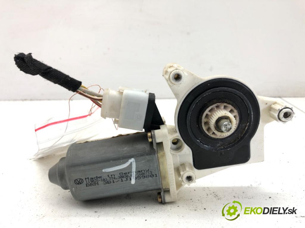 VW PASSAT B5 Kombi 1997 110 kW 1.8 T 1781 motor sťahovaní okna levý přední část 3B4837751A