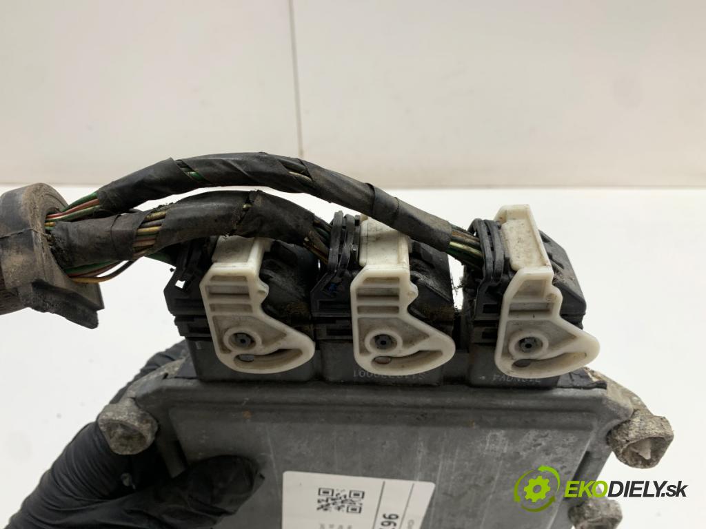 VOLVO S40 II sedan 2004 100 kW 2.0 D 1998 riadiaca jednotka Motor 30729518 (Riadiaca jednotka)