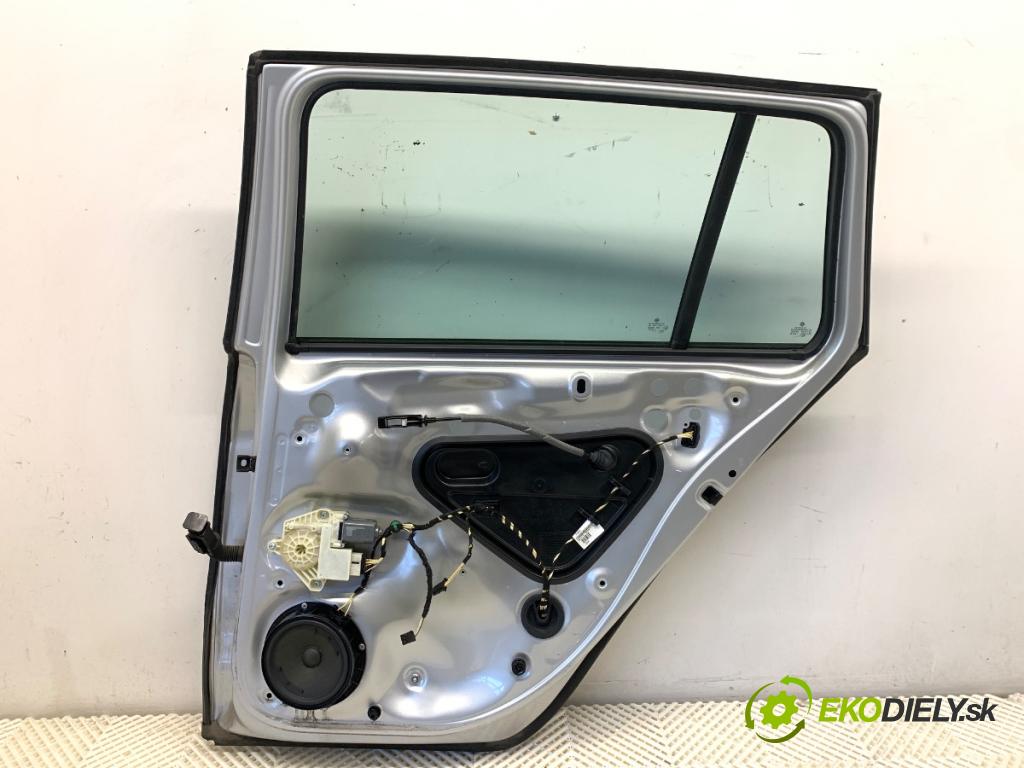VW GOLF VII Kombi 2014 81 kW 1.6 TDI 1598 dveře pravý zadní část LA7W