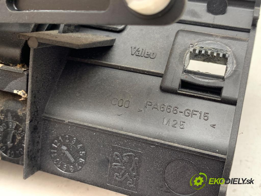 PEUGEOT 206 liftback 2003 44 kW 1.1 i 1124 klika dveří zadní část