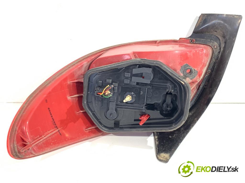 PEUGEOT 206 liftback 2003 44 kW 1.1 i 1124 světlo levý zadní část