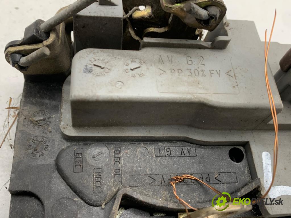 PEUGEOT 206 liftback 2003 44 kW 1.1 i 1124 zámok Dvere ľavy predný 6