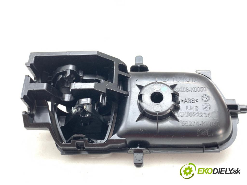 TOYOTA YARIS IV SUV 2022 68 kW 1.5 Hybrid (MXPJ10) 1490 klika vnitřní levý zadní část 69206-K0050