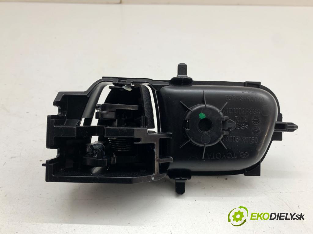 TOYOTA YARIS IV SUV 2022 68 kW 1.5 Hybrid (MXPJ10) 1490 klika vnitřní pravý zadní část 69273-K0040