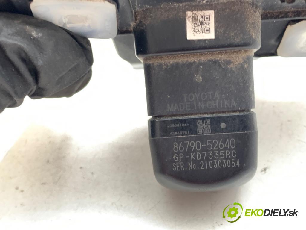 TOYOTA YARIS IV SUV 2022 68 kW 1.5 Hybrid (MXPJ10) 1490 KAMERA zadní část 86790-52640