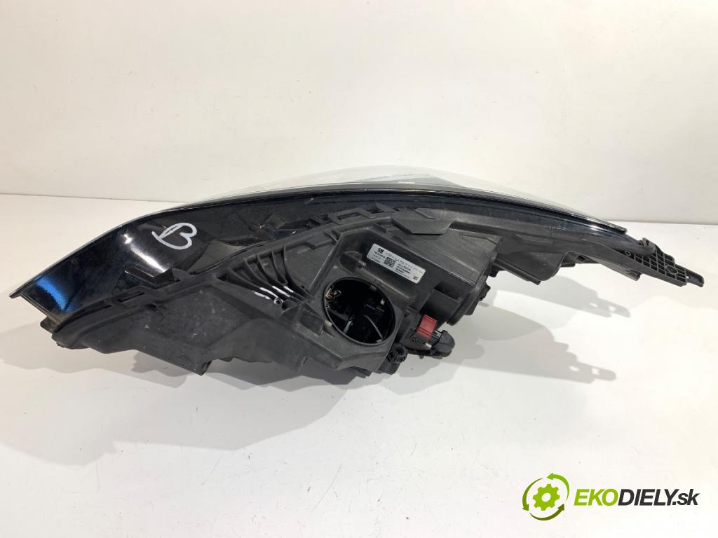OPEL ASTRA K Kombi 2021 107 kW 1.2 Turbo (35) 1199 světlomet pravý přední část 39158006