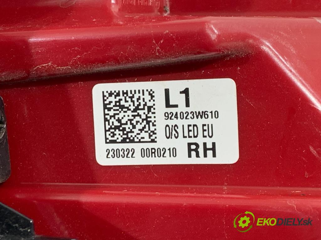 KIA SPORTAGE III SUV 2014 100 kW 2.0 CRDi AWD 1995 světlo pravý zadní část 924023W610