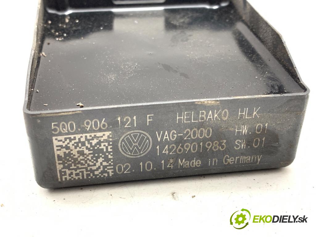 VW GOLF VII Kombi 2014 81 kW 1.6 TDI 1598 modul pumpy paliva 5Q0906121F