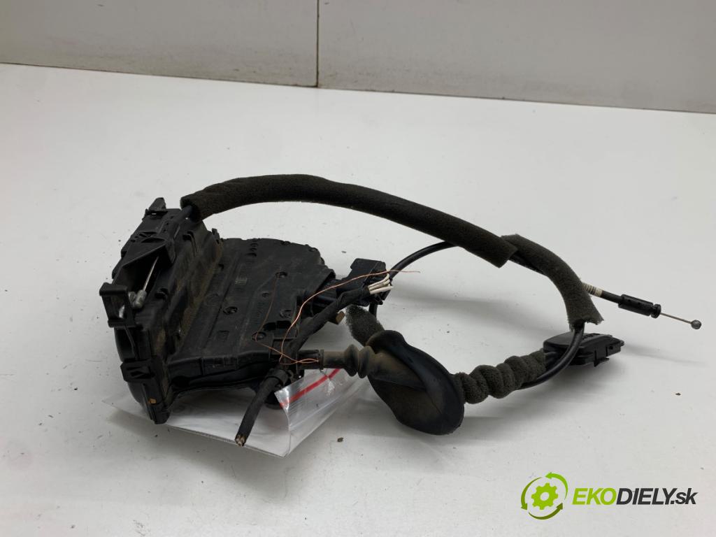RENAULT CLIO IV liftback 2015 66 kW 1.5 dCi 90 1461 zámok Dvere pravy zad 825002104R