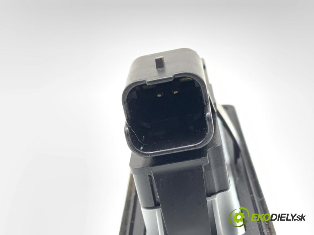 PEUGEOT 3008 SUV 2020 96 kW 1.2 THP/ PureTech 130 1199 klika dveří zadní část 9827560380