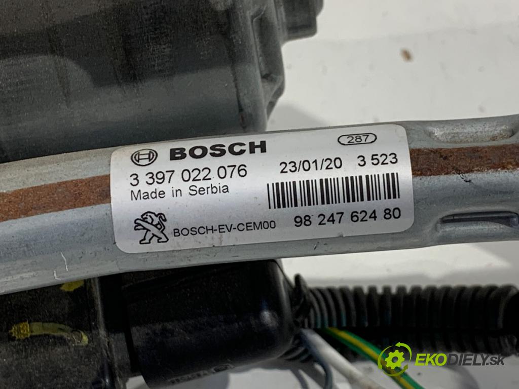 PEUGEOT 3008 SUV 2020 96 kW 1.2 THP/ PureTech 130 1199 motor stěračů přední část 9824762480