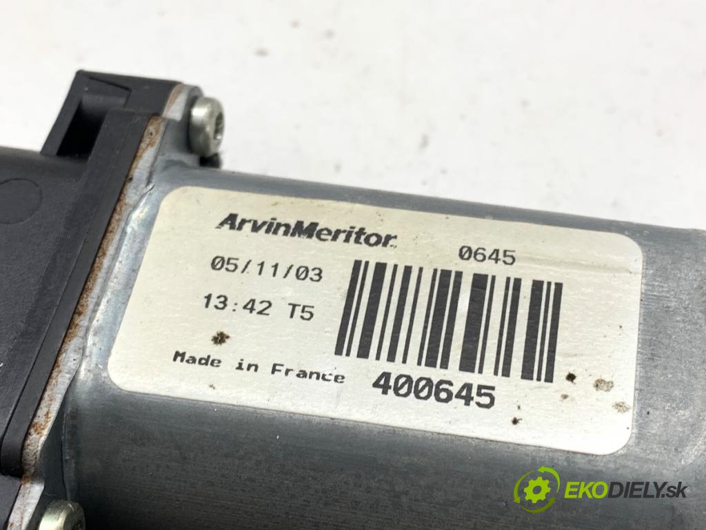VW POLO IV 9N liftback 2003 55 kW 1.4 TDI 1422 motor sťahovaní okna levý přední část
