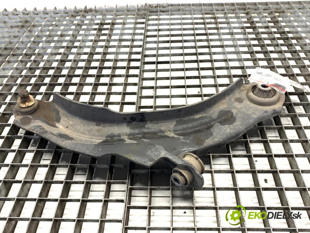 RENAULT CLIO IV liftback 2015 66 kW 1.5 dCi 90 1461 rameno pravý přední část