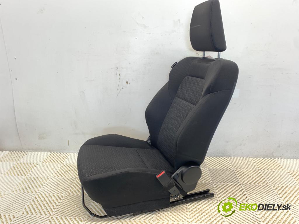 SUZUKI SWIFT V liftback 2019 66 kW 1.2 (A2L412) 1242 sedadlo pravý přední část
