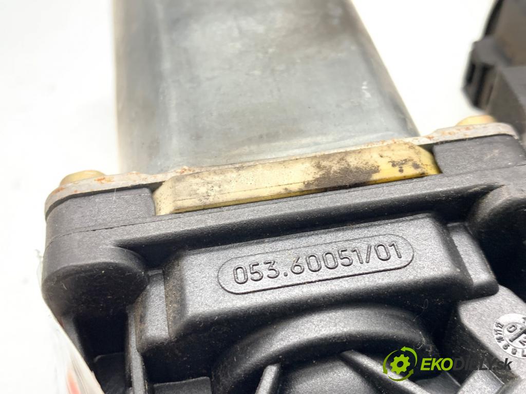 AUDI A3 8L liftback 2002 75 kW 1.6 1595 motor sťahovaní okna pravý zadní část 8L4959802A