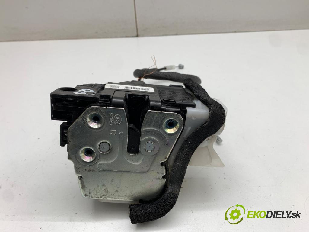 HYUNDAI i20 II liftback 2018 62 kW 1.2 1248 zámok Dvere pravy predný 81320-C8040