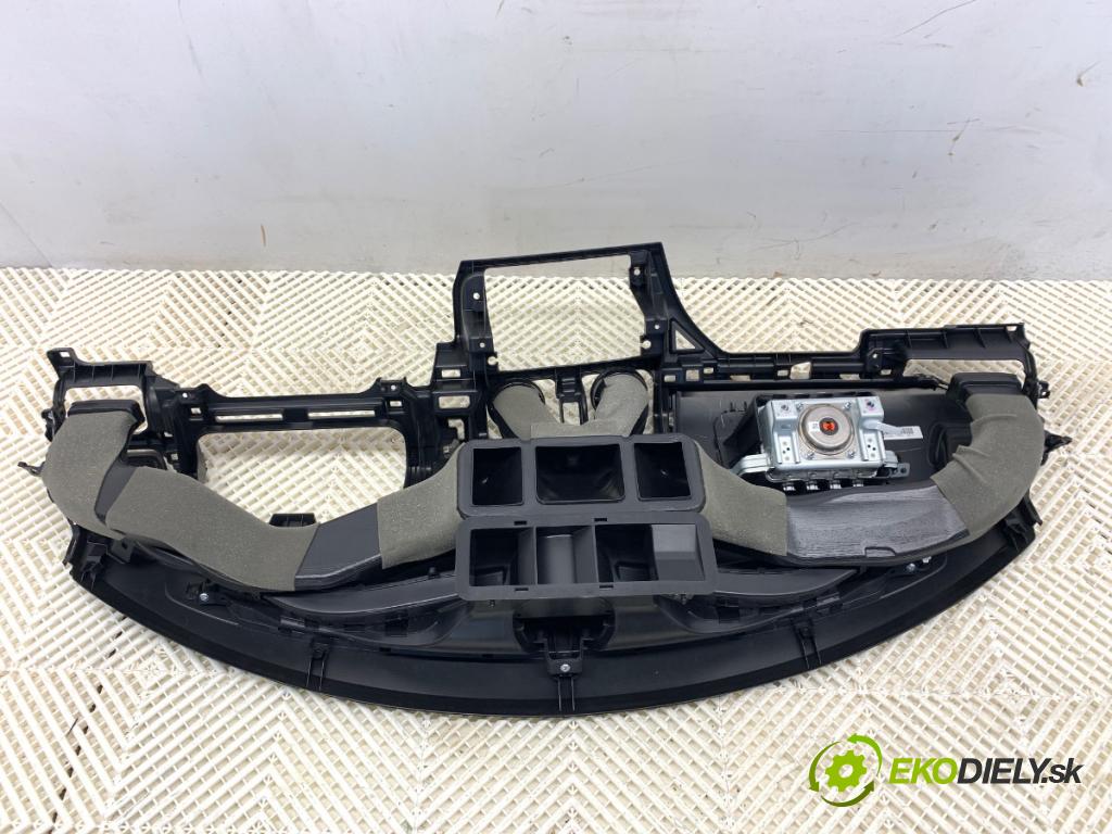 SUZUKI SWIFT V liftback 2019 66 kW 1.2 (A2L412) 1242 palubní doska POLŠTÁŘ: spolujezdce X