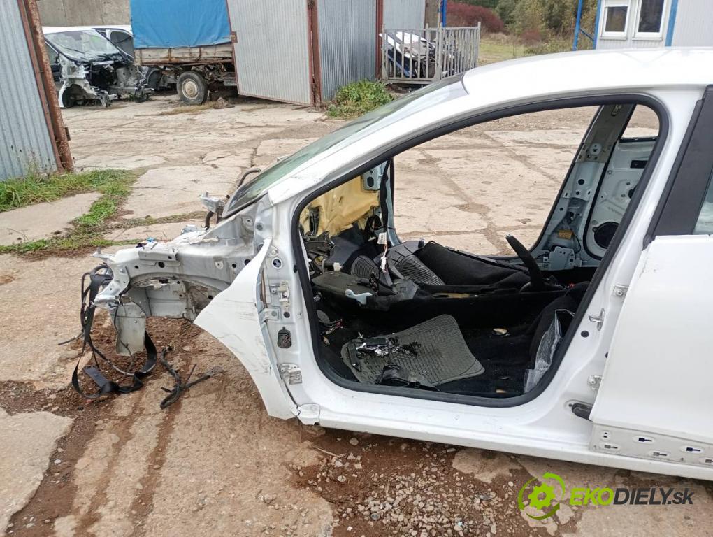 RENAULT CLIO IV liftback 2015 66 kW 1.5 dCi 90 1461 KAROSERIA ČTVRŤÁK blatník práh střecha PODŁUŻNICA