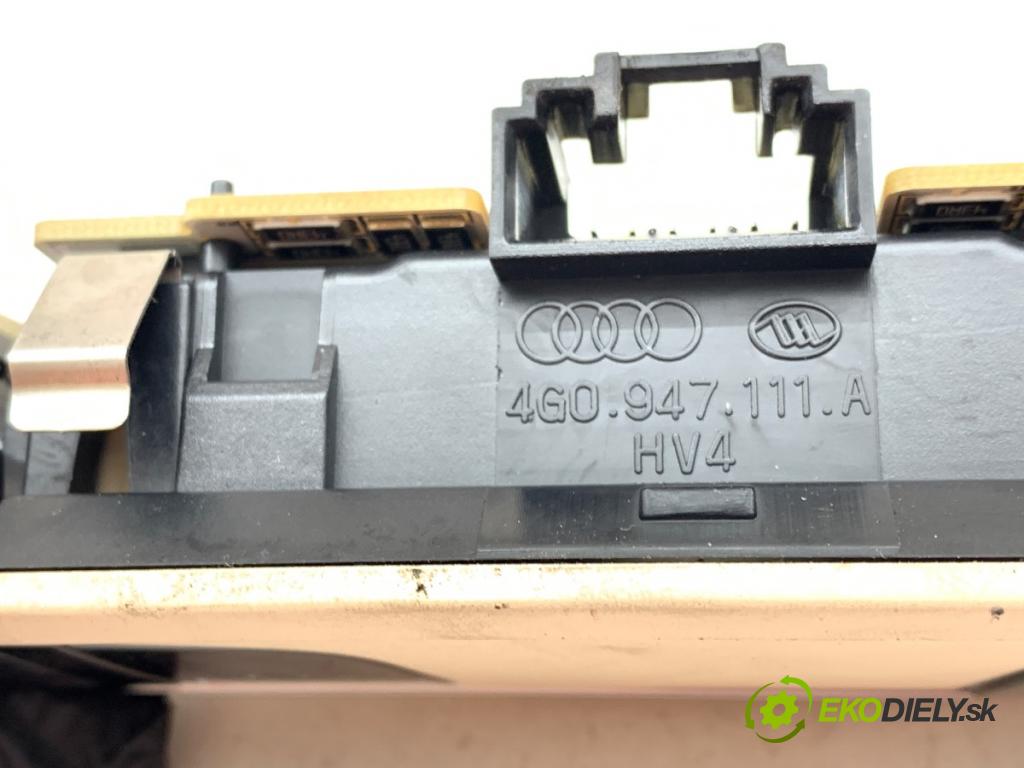AUDI A6 C7 sedan 2014 180 kW 3.0 TDI quattro 2967 světlo stropní zadní část 4G0947111A