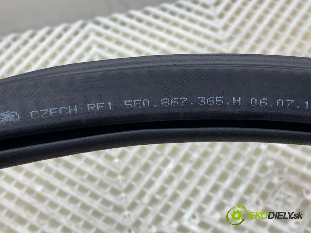 SKODA OCTAVIA III liftback 2019 85 kW 1.6 TDI 1598 těsnění dveře levý přední část 5E0867365H