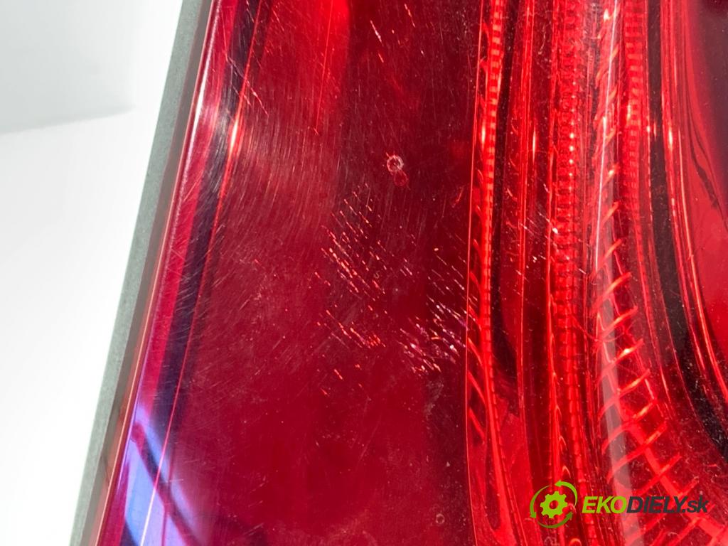 VOLVO V40 liftback 2012 84 kW D2 1560 světlo pravý zadní část 31283340