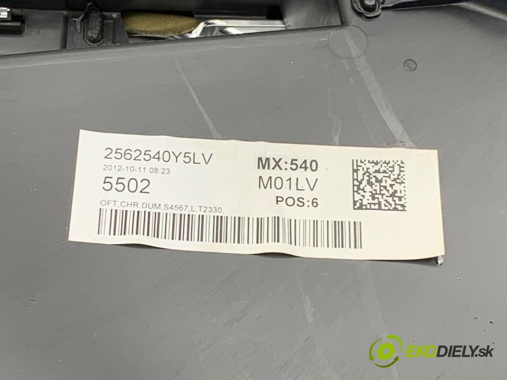 VOLVO V40 liftback 2012 84 kW D2 1560 ča dveře levý přední část
