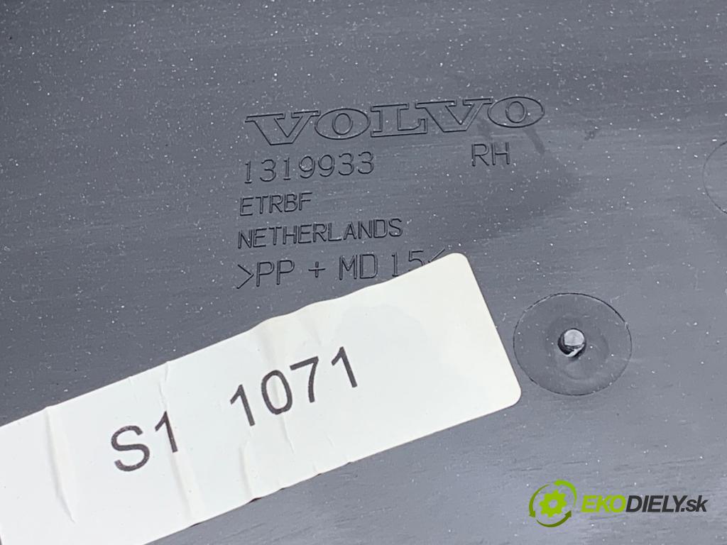 VOLVO V40 liftback 2012 84 kW D2 1560 ča dveře pravý přední část