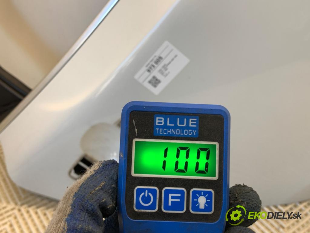 VOLVO V40 liftback 2012 84 kW D2 1560 dveře pravý zadní část