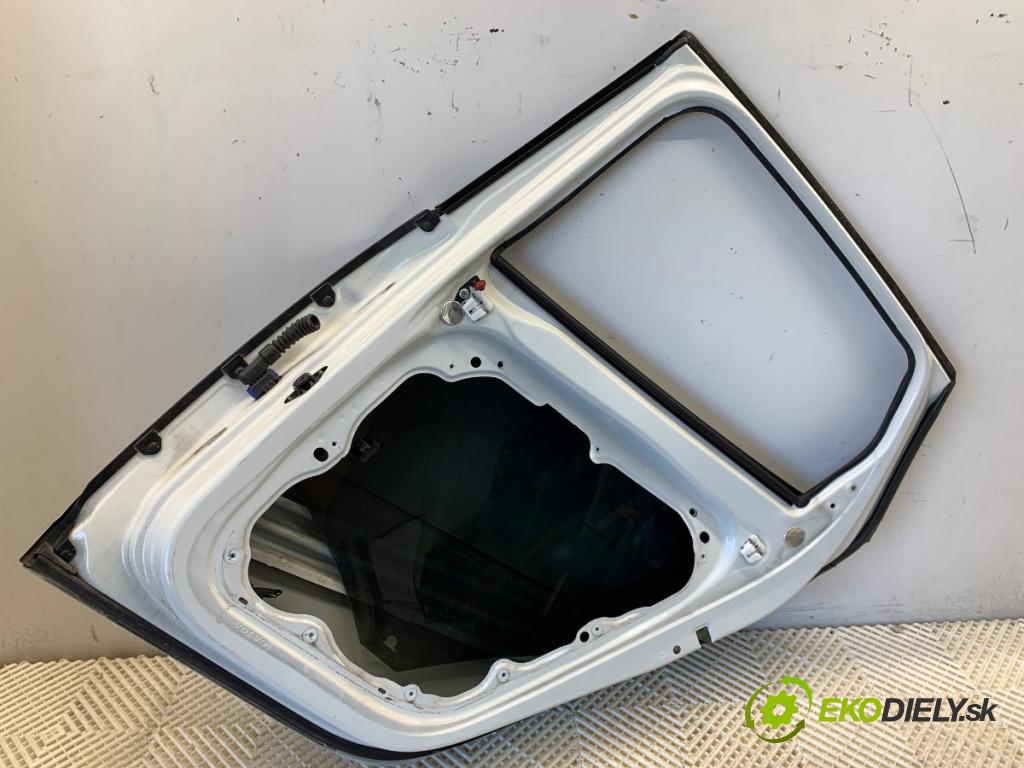 VOLVO V40 liftback 2012 84 kW D2 1560 dveře pravý zadní část