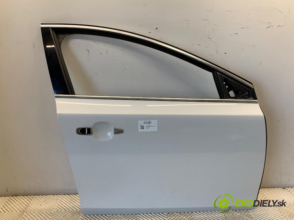 VOLVO V40 liftback 2012 84 kW D2 1560 Dvere pravy predný 