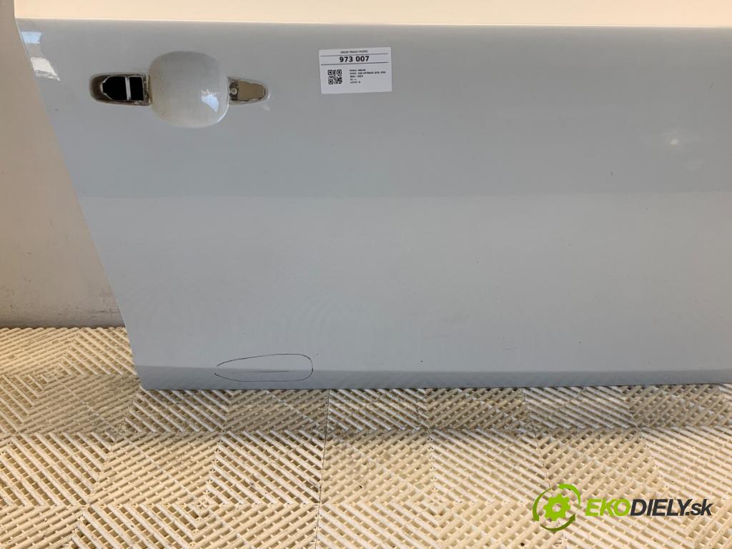 VOLVO V40 liftback 2012 84 kW D2 1560 dveře pravý přední část