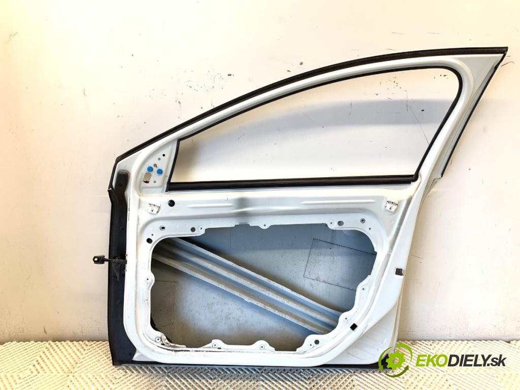 VOLVO V40 liftback 2012 84 kW D2 1560 dveře pravý přední část