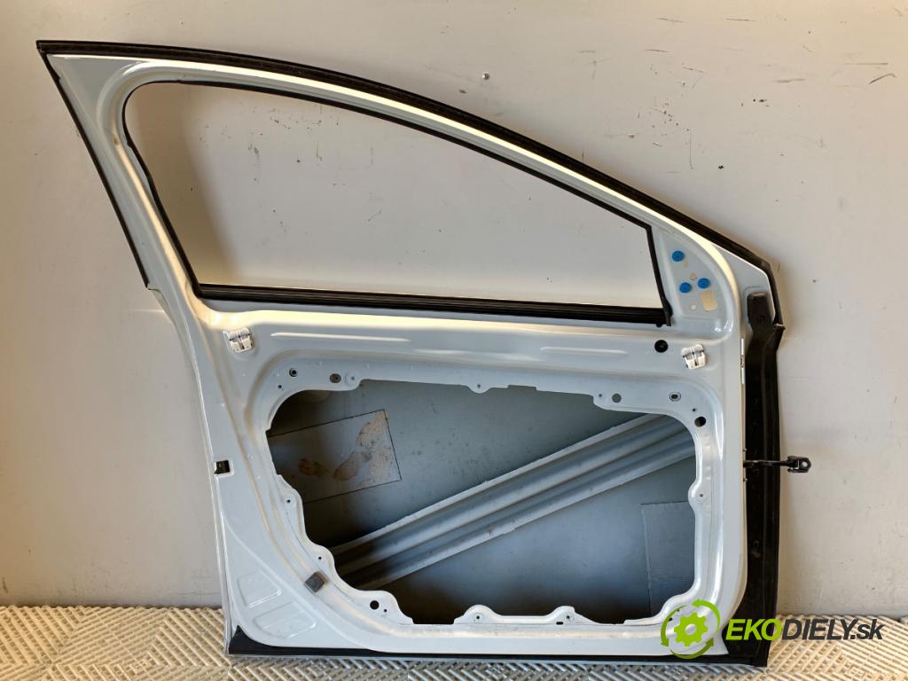 VOLVO V40 liftback 2012 84 kW D2 1560 dveře levý přední část