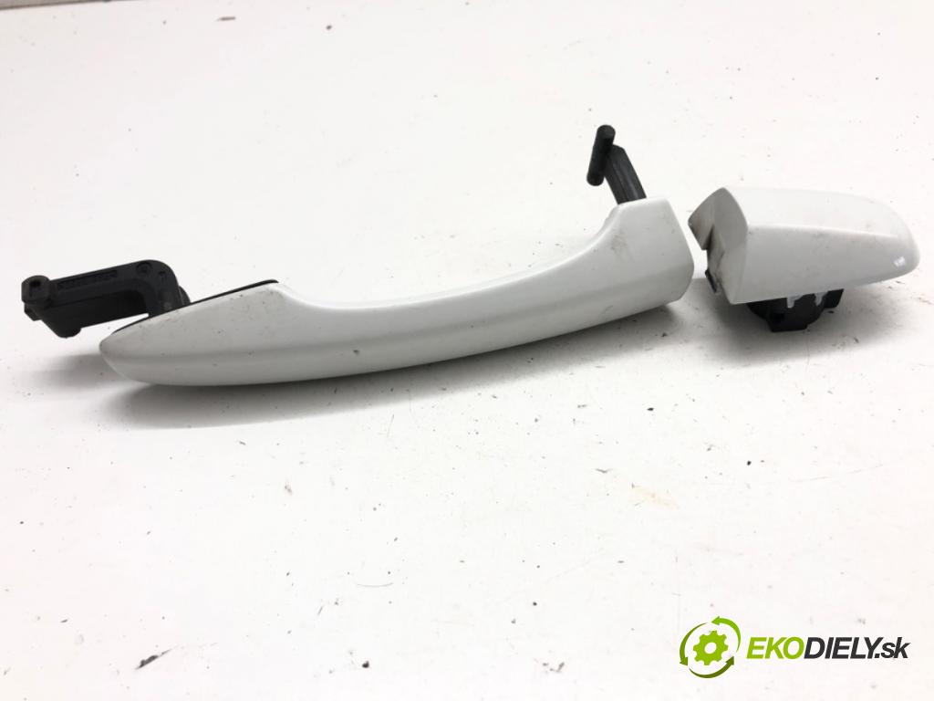 VOLVO V40 liftback 2012 84 kW D2 1560 Kľučka vonkajšia pravy predný