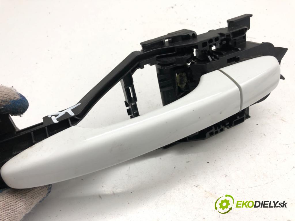 VOLVO V40 liftback 2012 84 kW D2 1560 Kľučka vonkajšia pravy zad