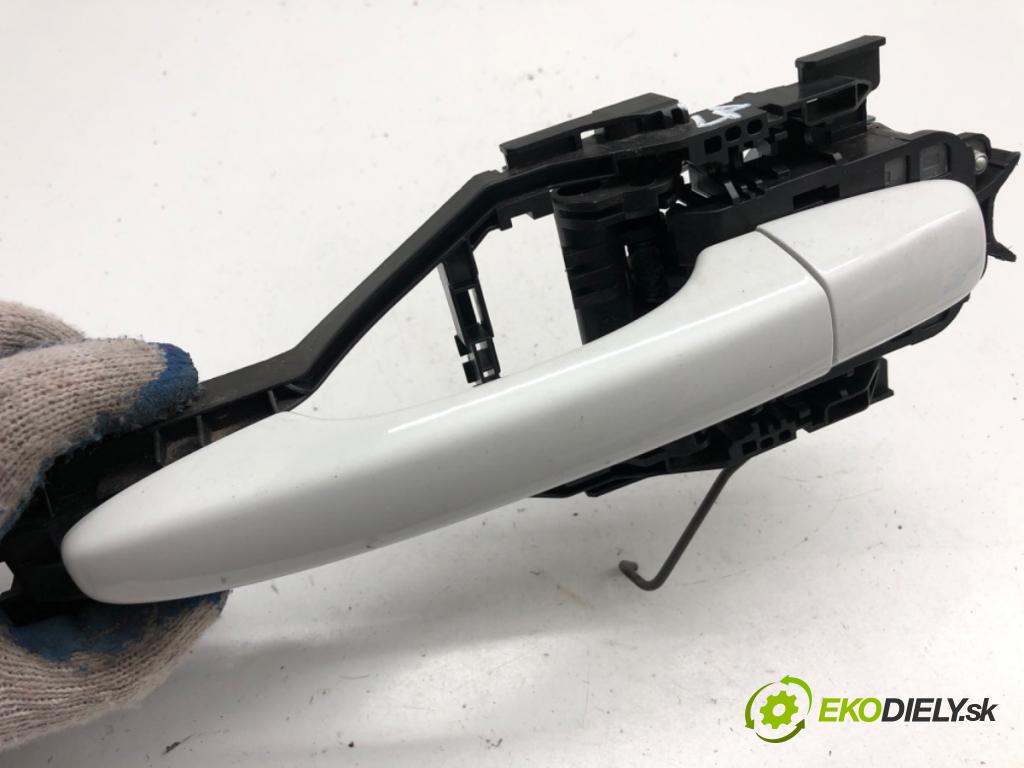 VOLVO V40 liftback 2012 84 kW D2 1560 Kľučka vonkajšia ľavy predný