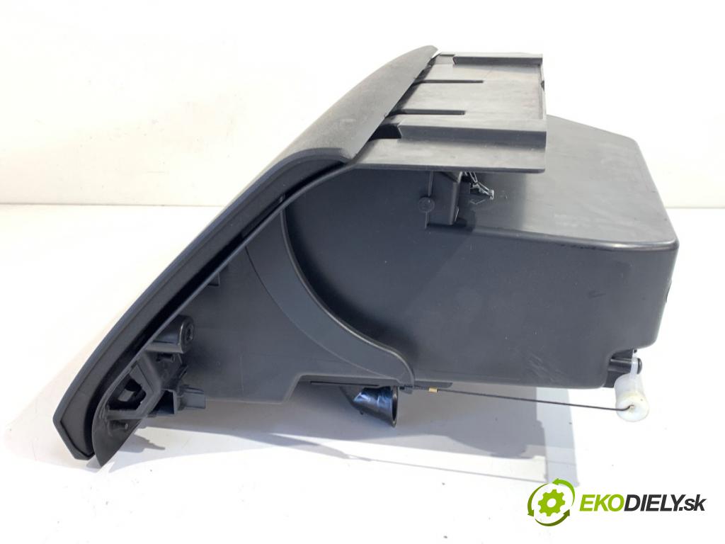 VOLVO V40 liftback 2012 84 kW D2 1560 Priehradka, kastlík spolujazdca (Priehradka (kastlík))