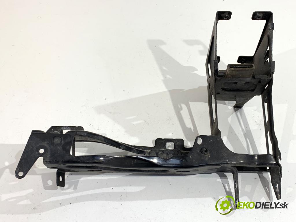 BMW F34 liftback 2016 190 kW 330 d 2993 Úchyt svetla ľavy 7308803