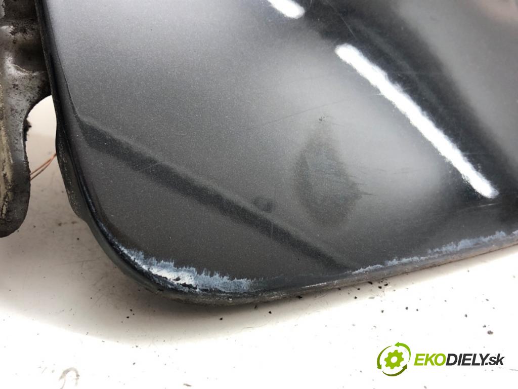SUZUKI IGNIS II liftback 2006 69 kW 1.3 (RM413) 1328 dvířka nádrže paliva (Klika dveří ostatní)