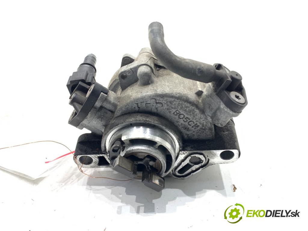 VOLVO V40 liftback 2012 84 kW D2 1560 pumpa vakuová 9804021880